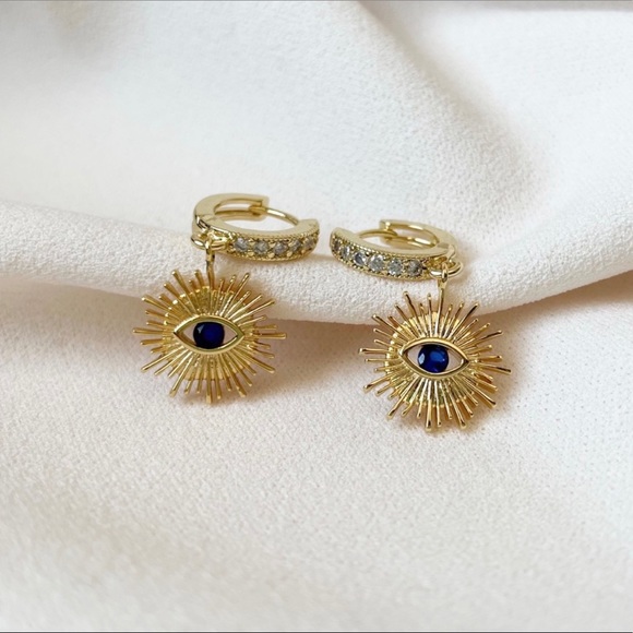 Eye Earrings - Picture 1 of 2